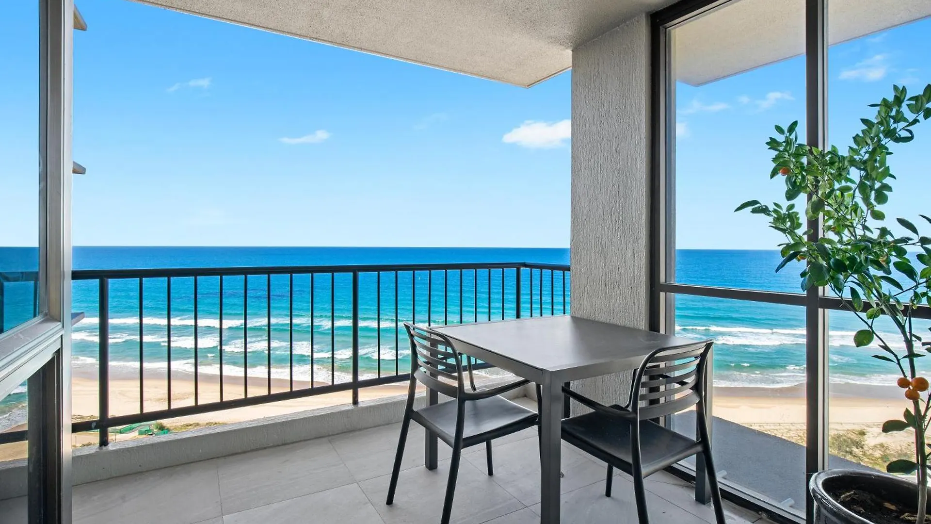 Capricorn One Beachside Holiday Apartments - Official Голд-Кост