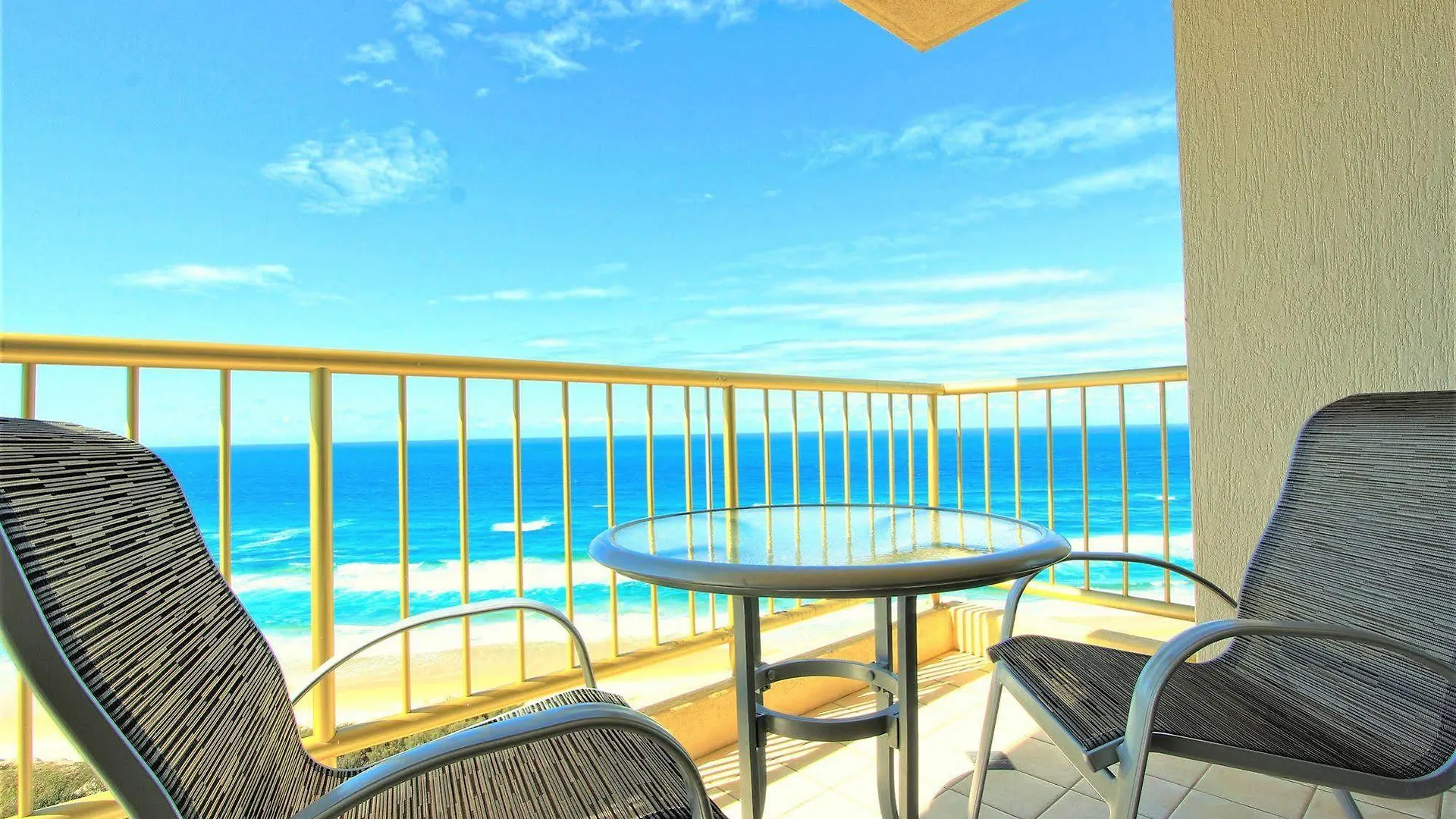 Capricorn One Beachside Holiday Apartments - Official Голд-Кост 4*,